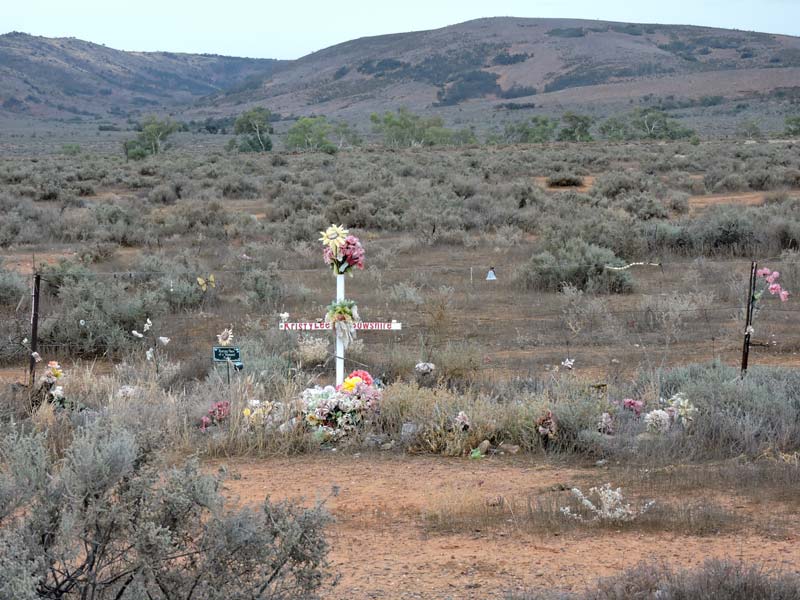 Vanaf Marree volgde ik de Outback Highway naar Quorns. Ik groet de geest van Kristylee Dowshire die hier omkwam. Van de weg geraakt?