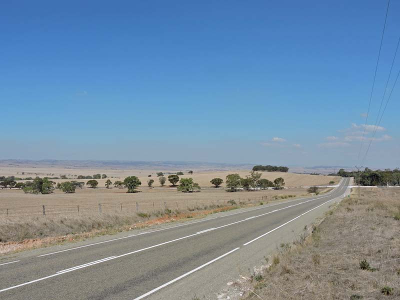 Akkerland langs de Outback Highway. Landbouw is mogelijk tot de Goyder Line die loopt tussen Quorns en Marree.