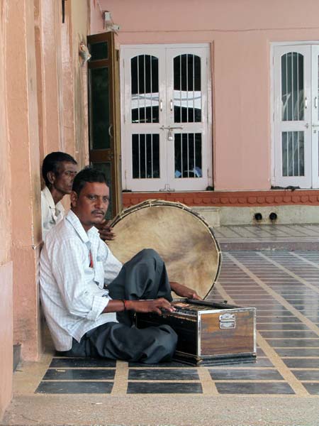 Musici entertainen de ratten.