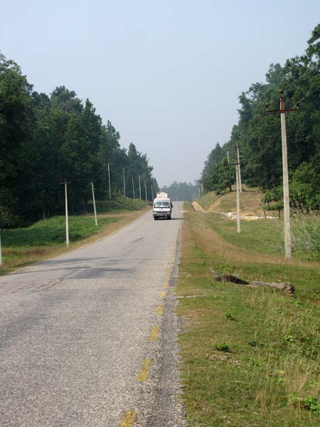 De Mahendra Highway in de Terai is de enige wegverbinding tussen het westen en het oosten van Nepal.