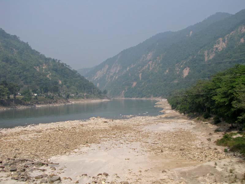 Dit is de Ganges in de Terai, als ze net uit de Himalaya komt; een brede en ondiepe bergrivier.