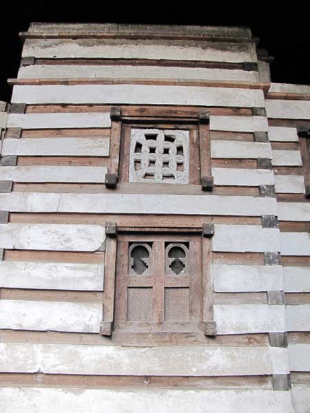 Yemrehana Krestos; de Aksum-bouwwijze: afwisseling van hout en steen.