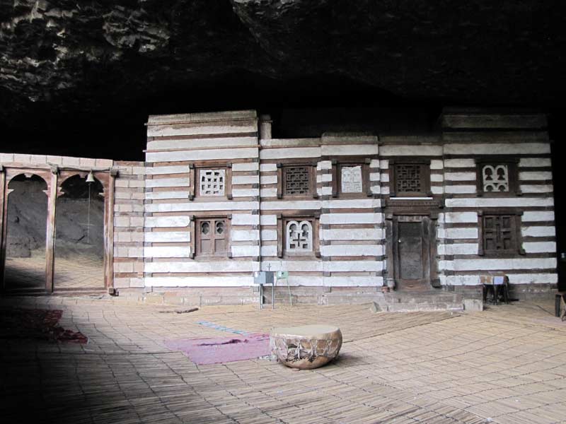 ngeveer 40 kilometer van Lalibela ligt de Yemrehana Krestos, in een grot en een uniek voorbeeld van de Aksum bouwstijl.