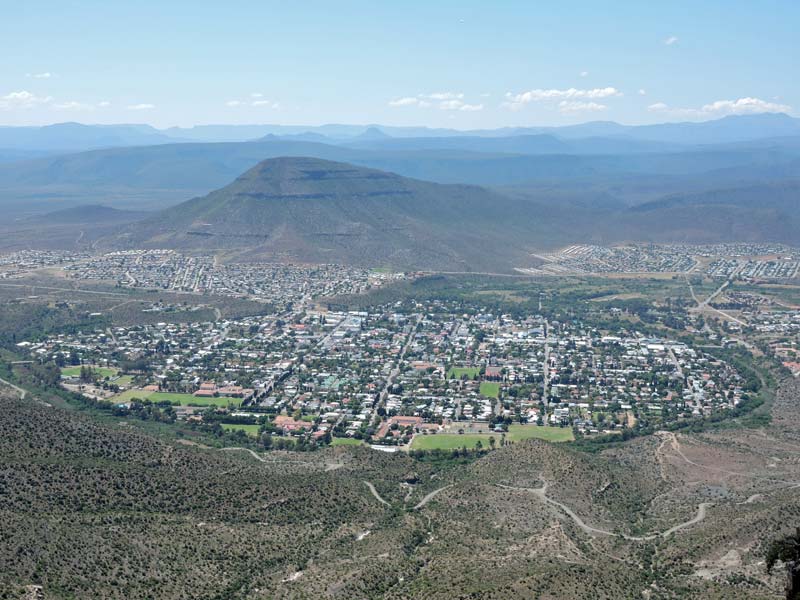 Uitzicht over Graaff-Reinet vanaf de valley of Desolation. Linksboven ligt het township Umasizakhe en rechtsboven het township Kroonvale.