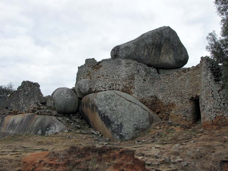 Het Heuvel Complex: rotsblokken zijn opgenomen in de muren en de aansluiting is perfect.