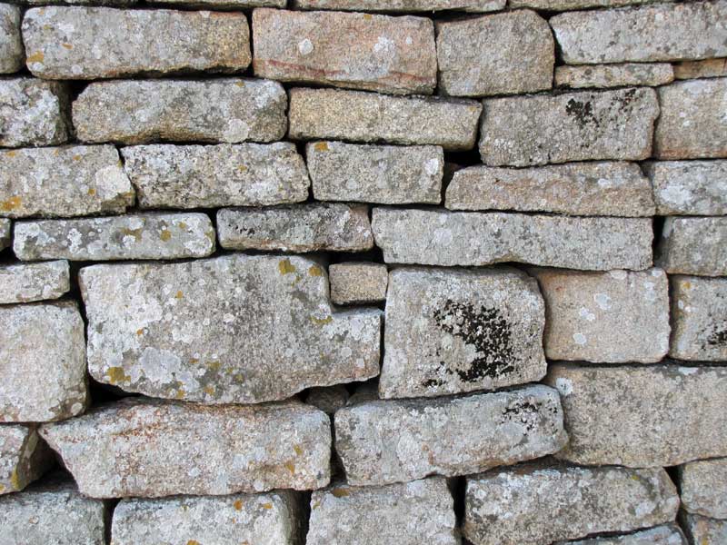 De muren zijn opgetrokken zonder gebruik te maken van cement. De stapeling van de stenen is perfect.