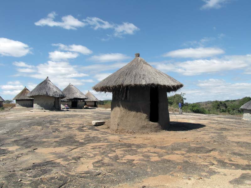 De stenen structuren waren vermoedelijk bewoond door aanzienlijken, misschien wel koningen. Gewone mensen zullen geleefd hebben in hutten zoals in dit modeldorp.
