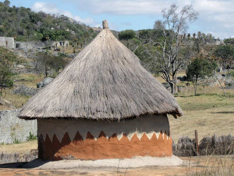 Een hut in het modeldorp.
