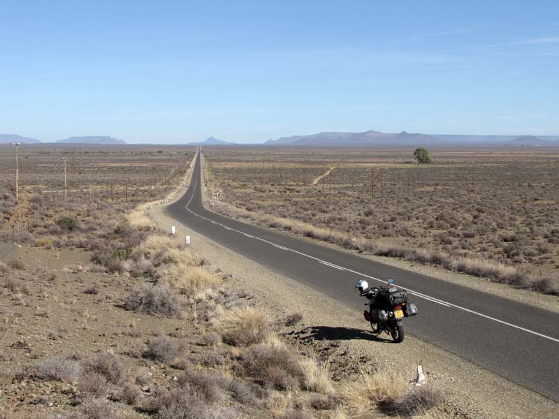 De eindeloze weg over de Karoo van Calvinia naar Upington. Over honderden kilometers niet meer dan een paar gehuchten en verder niemand te zien.