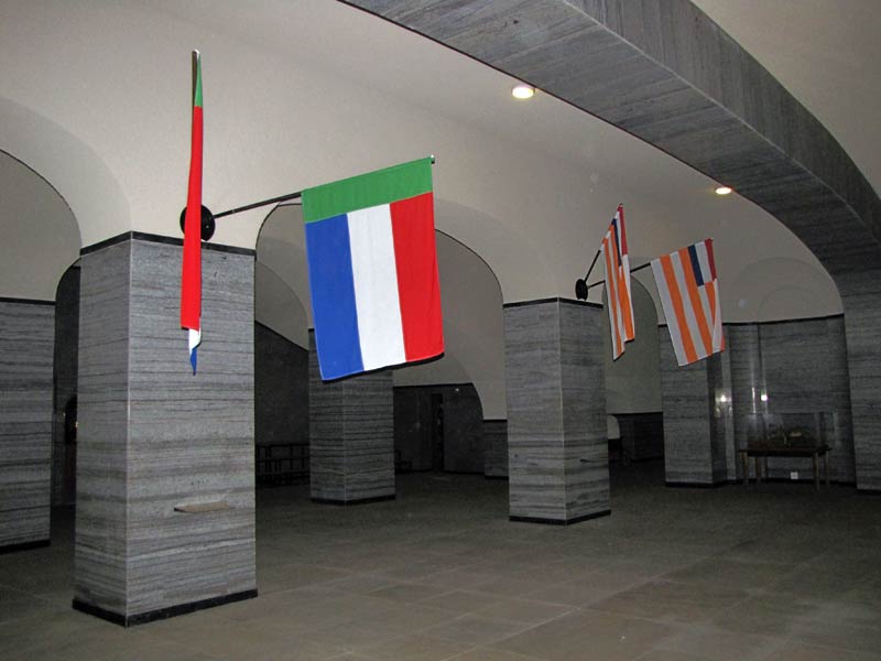 Voortrekkersmonument, sousterrain; de vlaggen van Boerenrepublieken Transvaal en OranjeVrijstaat.