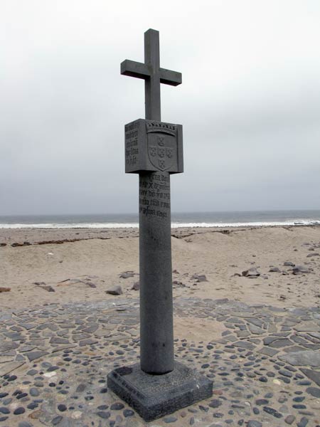 In 1485 landde Diego Cão op de kaap, richtte er een padrão op, een stenen kruis - vandaar 'Cape Cross' - voor God en de koning van Portugal.