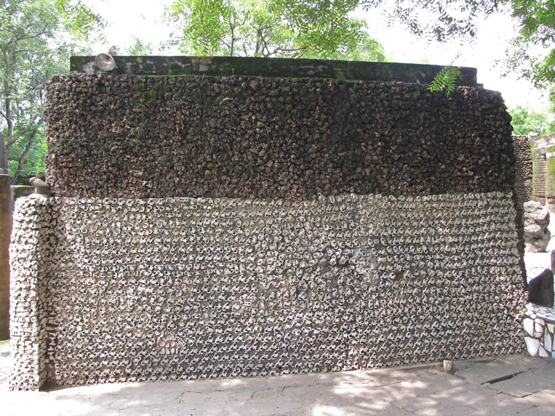 Een muur van oude stopcontacten.