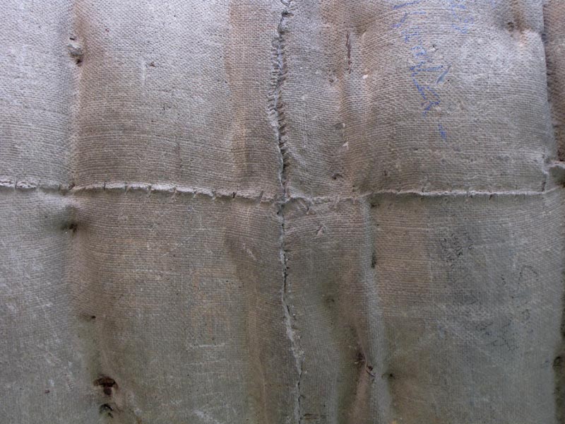 De textuur op de zuilen van het Paardenpaleis laat zien hoe die zuilen zijn gemaakt: door beton te storten in jute zakken.