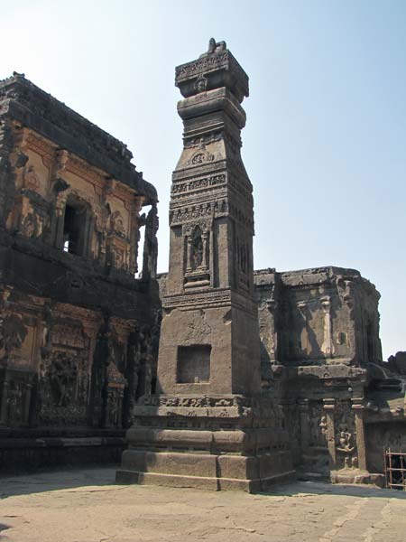 Een van de twee Dhvaja Stambhs. De ander staat aan de andere zijde van de tempel.
