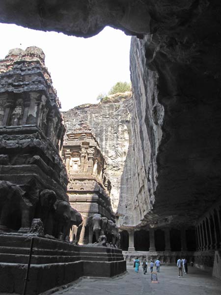 In de rotswand zijn tempelruimten uitgehakt.