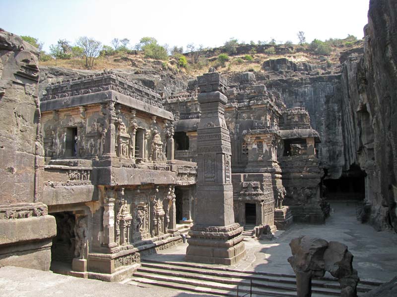 De Kailasa tempel, gezien vanaf de gompura.