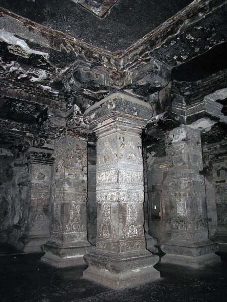 Rijk versierde pilaren in de tempel.