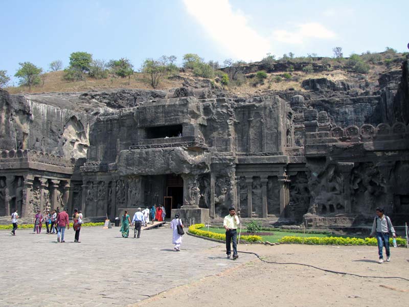 De toegang tot de Kailasa tempel wordt gevormd door een lage ‘gompura’.