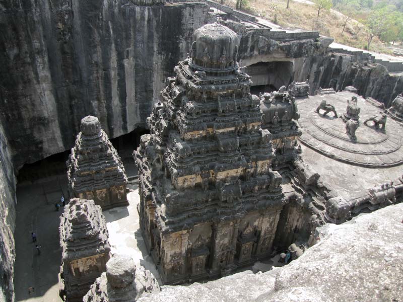 De Sikhara, de granaatvormige toren van de hindoe tempels in Noord India maar in de architectuurstijl van Zuid India.
