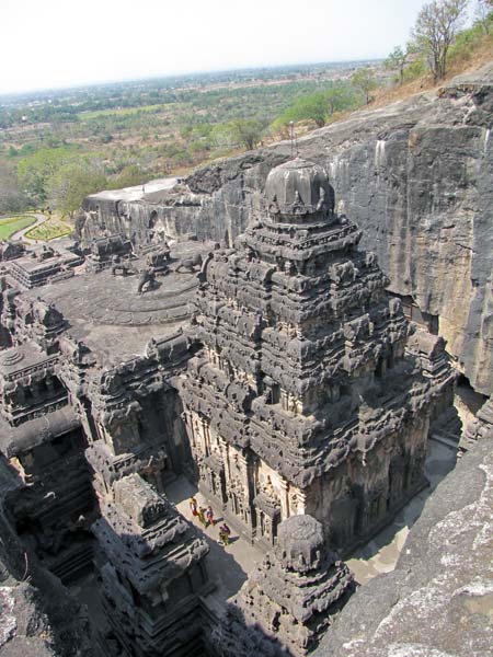 De Kailasa tempel van boven af gezien. Uitgehakt is de rotsen.