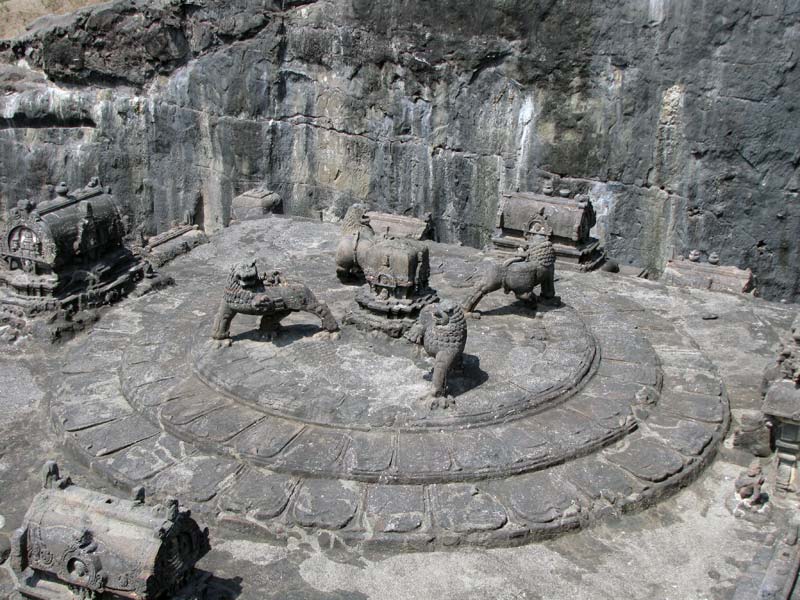 Het dak van de mandapa, de hal van de tempel, met daarop vier leeuwen.