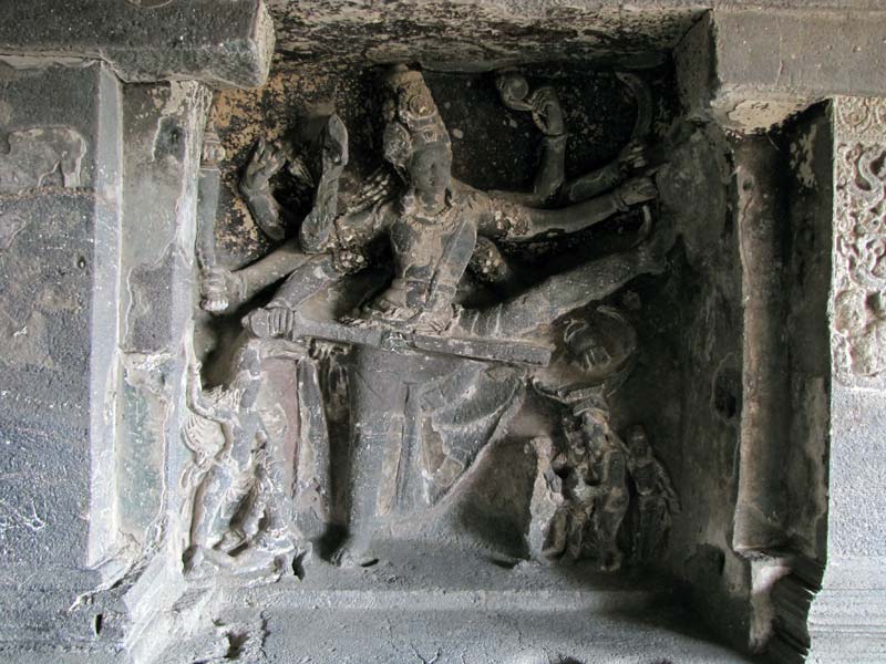 In de dashavatara tempel: een reliëf van de gid Shiva als Tripurantaka, de vernietiger van Tripura, drie mythologische goddeloze steden. Het verhaal lijkt op het bijbelse verhaal van Sodom en Gomorra.
