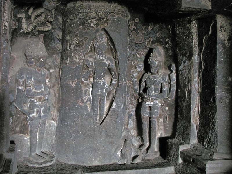 In dit reliëf komt Shiva te voorschijn uit de lingam.