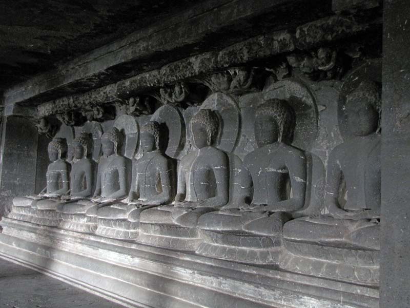 In het Teen Tal klooster: zeven boeddhabeelden in de Dhyana Mudra pose, die wijsheid symboliseert. 