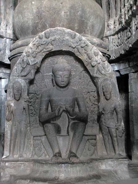In de Vishwakarma tempel: boeddha weergegeven in de pose van de leermeester.