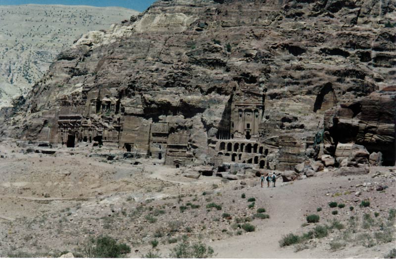 Petra is geen stad voor de levenden maar voor de goden en de doden. Petra bestaat uit tempels en tombes.