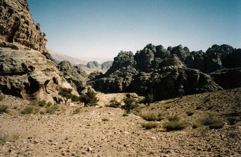 Petra, de geheime stad van de Nabateeërs, is verborgen in een bar landschap.