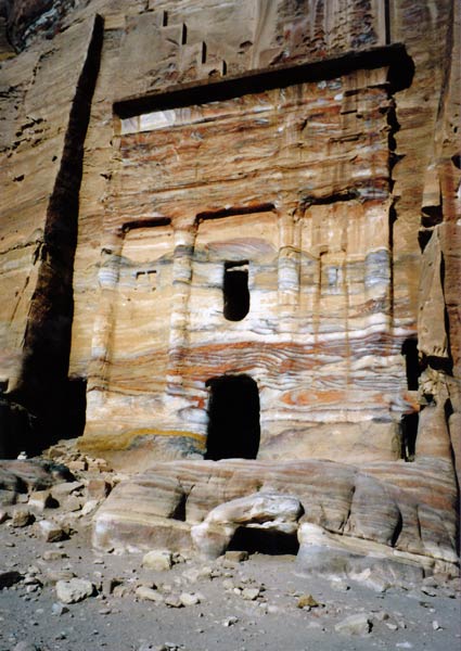 Petra's monumenten zijn uitgehakt in een zandsteen met blauwe, roze, zwarte en rode banden; <br />neerslag van ijzer en mangaan. 