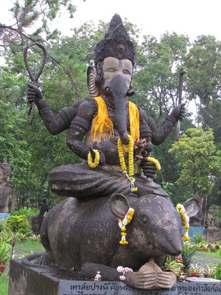 Ganesh, de hindoegod met het olifantenhoofd die een rat berijdt. De rat is in de hindoe mythologie de vaste reisgezel van Ganesh.