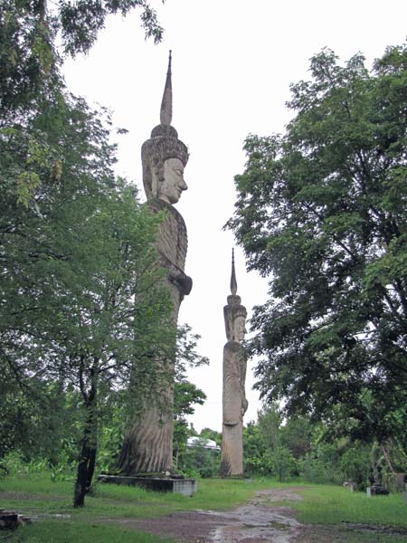 In de tuin staan een aantal reusachtige beelden, meer dan 20 meter hoog. Ze stellen zeker Boeddha voor.