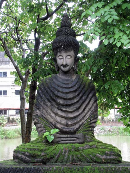 Een mediterende monnik of misschien een mediterende Boeddha.