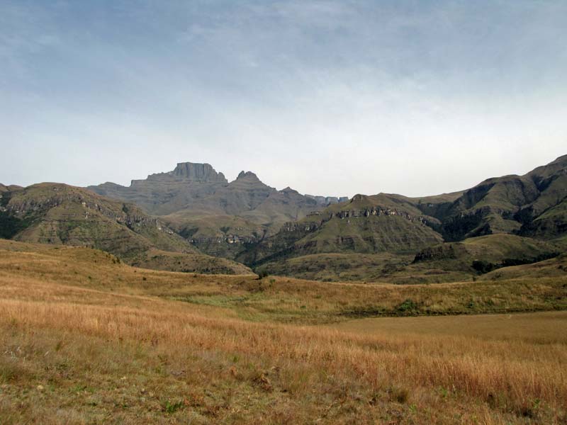  De noordelijke Drakensbergen met Champagne Castle.