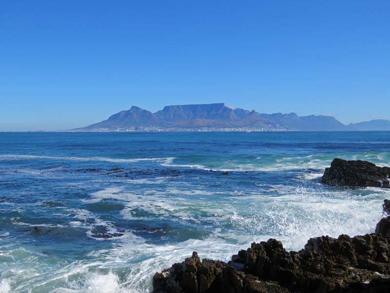 Het uitzicht op Kaapstad en de Tafelberg vanaf Robbeneiland.