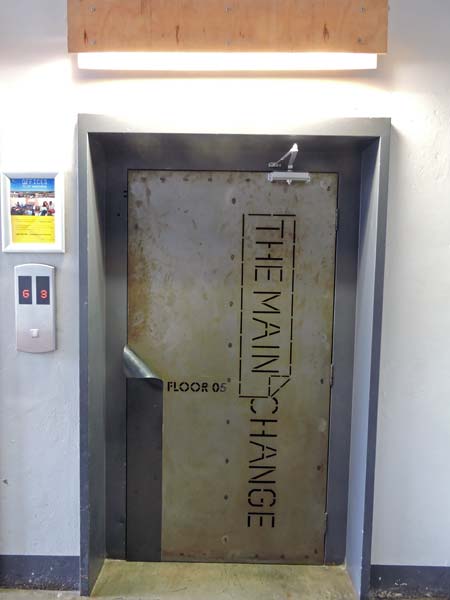 Zelfs de liftdeur is design-met-een-rauw-randje!