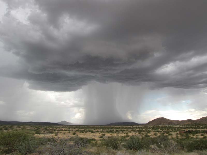 Onweersbui boven de steppe; omgeving Twyfelfontein.