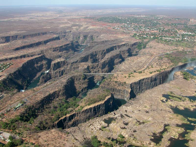 De canyon van de Zambezi na de Watervallen (rechts). In het midden de Victoria Falls Bridge (Luchtfoto, november 2005).