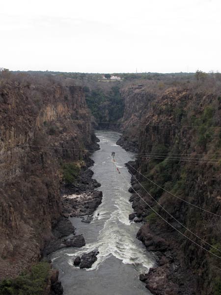 De canyon van de Zambezi na de Watervallen. De kabels zijn van de installatie voor bungee jumpen.