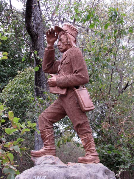 Een heel lelijk standbeeld van Livingstone, de eerste Europeaan die de waterval zag.